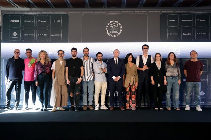 Fotografía de grupo con los diseñadores y marcas de la 30 edición de la 080 Barcelona Fashion