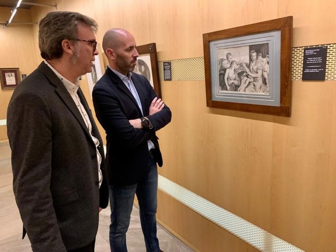 El delegado de Cultura de la Junta en Córdoba, Eduardo Lucena (dcha.),  visita la muestra 'Antología del grabado flamenco. De Rembrandt a Van Dyck'.