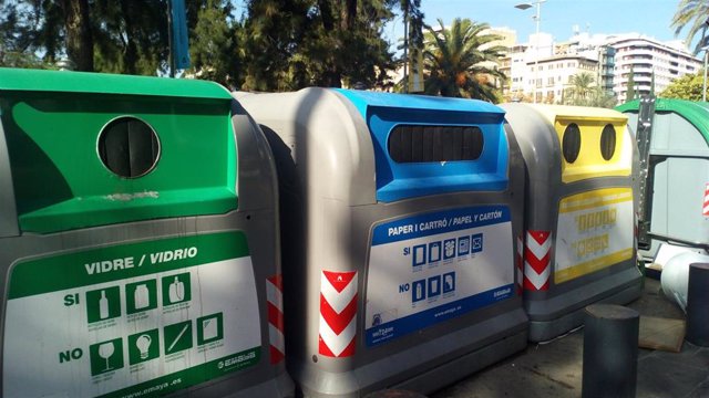 Archivo - Contenedores de reciclaje en Palma.
