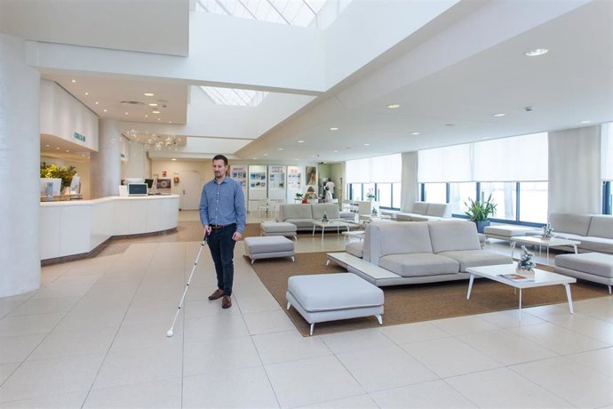 Una persona con discapacidad visual en un hotel