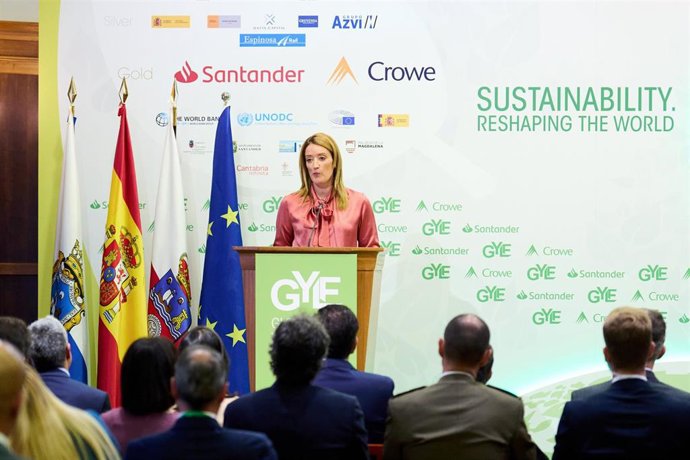 La presidenta del Parlamento Europeo, Roberta Metsola, interviene durante el acto central del 'Global Youth Leadership Forum (GYLF) en el Palacio de la Magdalena de Santander