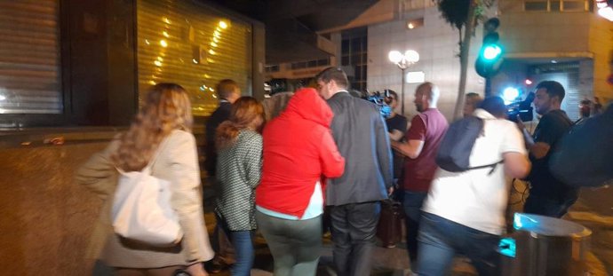 Imagen de la joven detenida por el secuestro de un bebé en el hospital de Basurto abandonando el juzgado de guardia de BIlbao