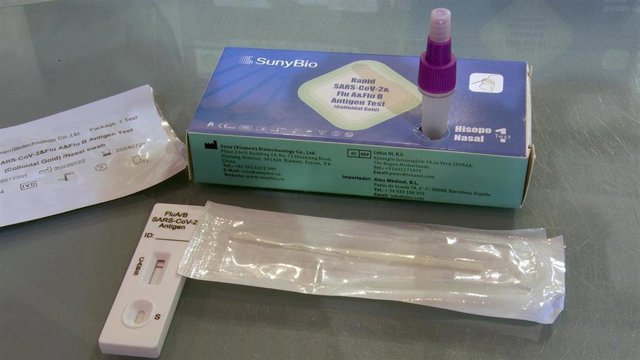 Archivo - Imágen de los nuevos test combinados de autodiagnóstico de gripe A-B y COVID .