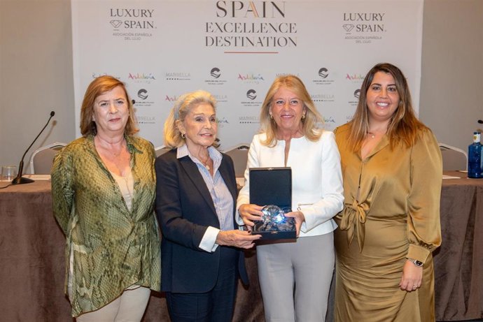 IV Encuentro España Destinos de Excelencia con la secretaria general para el Turismo, Yolanda de Aguilar; la alcaldesa de Marbella, Ángeles Muñoz; la princesa Beatriz de Orleans; y  la presidenta ejecutiva de la asociación, Cristina Martín