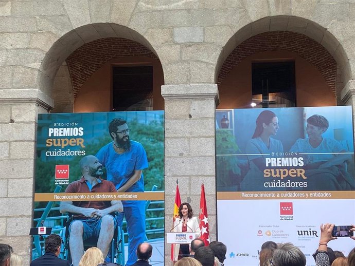 La presidenta de la Comunidad de Madrid, Isabel Díaz Ayuso, participa en el acto de entrega de los Premios SuperCuidadores 2022.