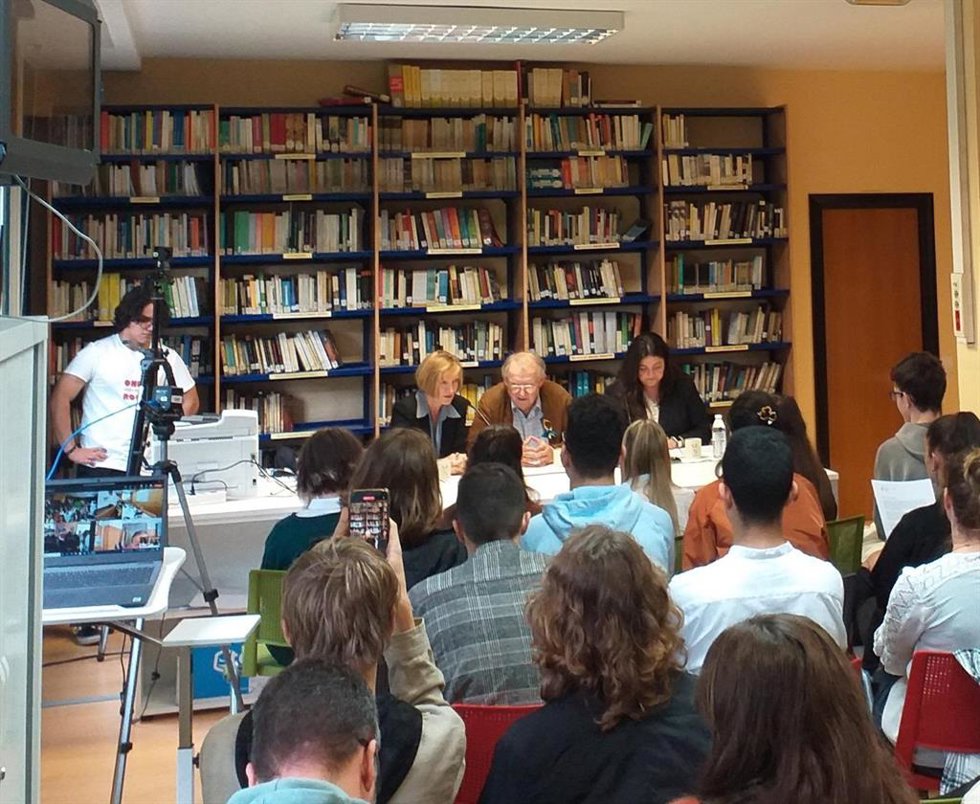 El periodista polaco y Premio Princesa de Asturias de Comunicación y Humanidades 2022, Adam Michnick, durante su intervención en el el 'Taller con futuros periodistas', en el IES Roces, de Gijón