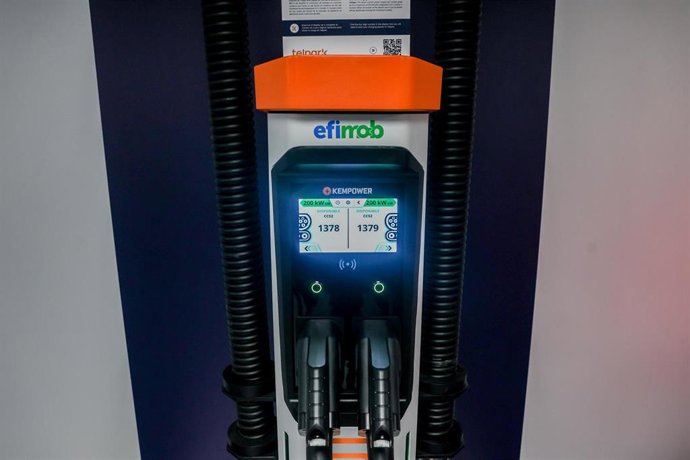 Archivo - Punto de recarga eléctrica de la empresa Efimob en la séptima edición de la Feria del Vehículo Eléctrico, en la plaza de Colón, a 15 de septiembre de 2022, en Madrid (España). La séptima edición del evento reúne alrededor de 60 expositores ent