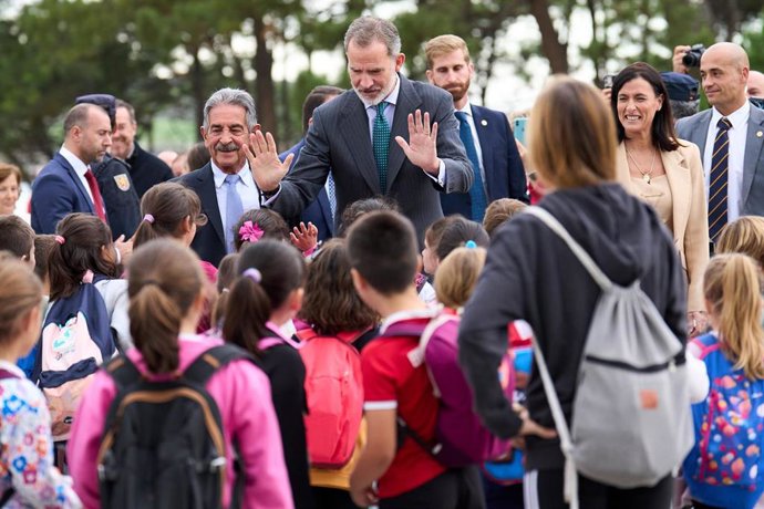 El presidente de Cantabria, Miguel Ángel Revilla (i) y el Rey Felipe VI (d) saludan a un grupo de niños a su llegada al acto central del Global Youth Leadership Forum (GYLF), en el Palacio de la Magdalena de Santander