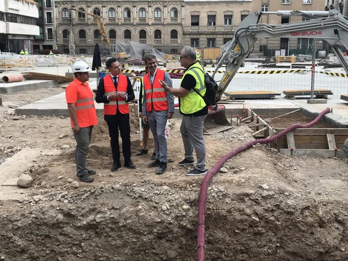 El consejero municipal de Urbanismo del Ayuntamiento de Zaragoza, Víctor Serrano, ha realizado una visita a las obras de reforma integral de la plaza Salamero