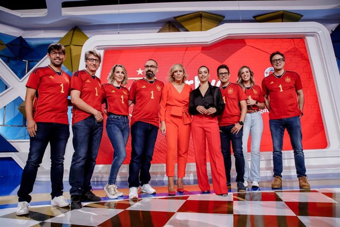 La directora de comunicación de TVE, María Eizaguirre (5i); la cantante Chanel (6i); el periodista de deportes de TVE, Arsenio Cañada (3d) y el periodista Sergio Sauca (1d), durante la presentación de RTVE de la cobertura para el Mundial de Catar 2022.