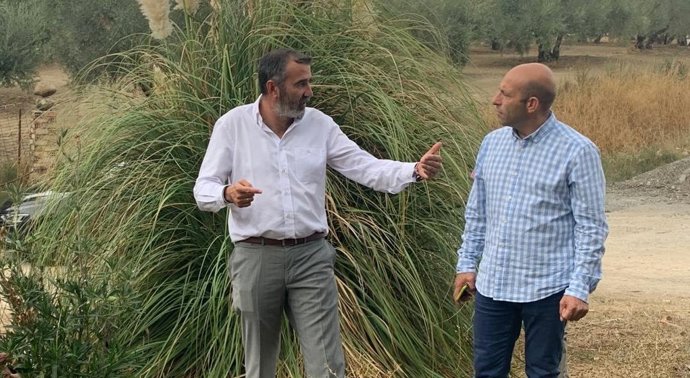 Pizarfro con el alcalde de Alcalá del Valle.