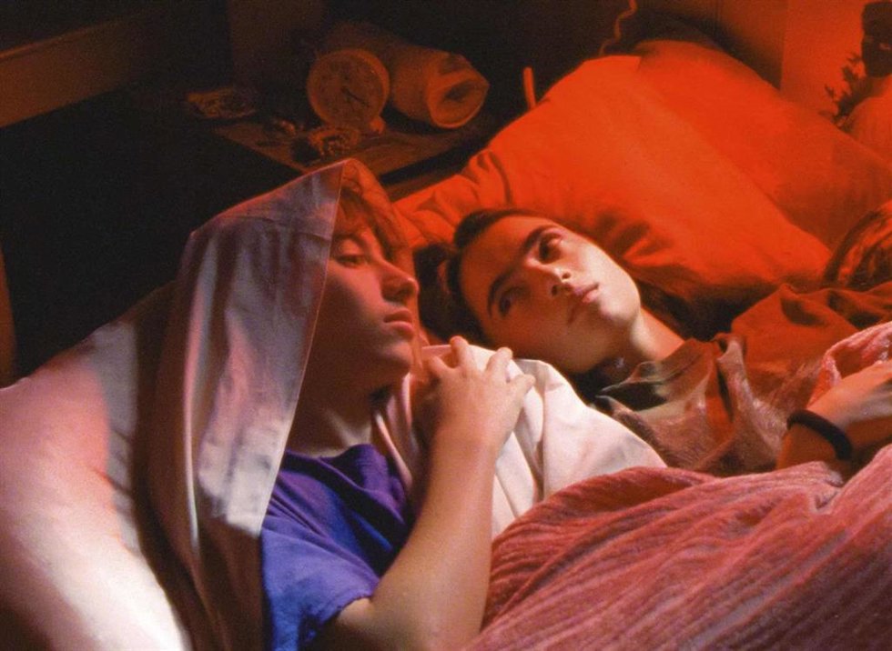 Los intérpretes Joseph Engel y Sara Montpetit en una escena de 'Falcon Lake'.