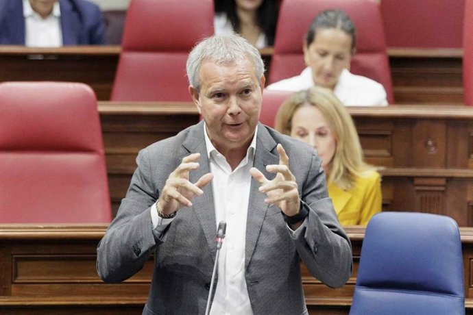 El consejero de Vivienda del Gobierno de Canarias, Sebastián Franquis, en el Pleno del Parlamento