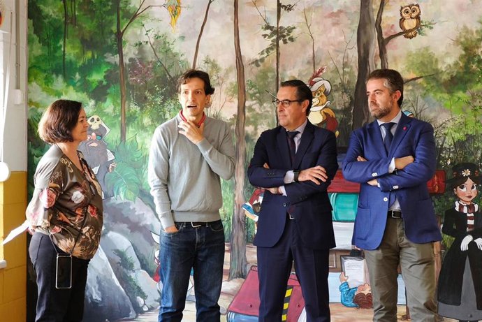 El delegado de Desarrollo Educativo y Formación Profesional y de Universidad, Investigación e innovación, Miguel Briones, durante la inauguración de la Biblioteca Escolar del CEIP Miguel Hernández de la capital