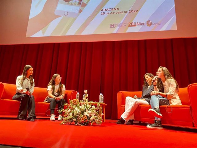 Influencers relacionadas con el mundo rural comparten su experiencia con medio millar de estudiantes de Huelva.