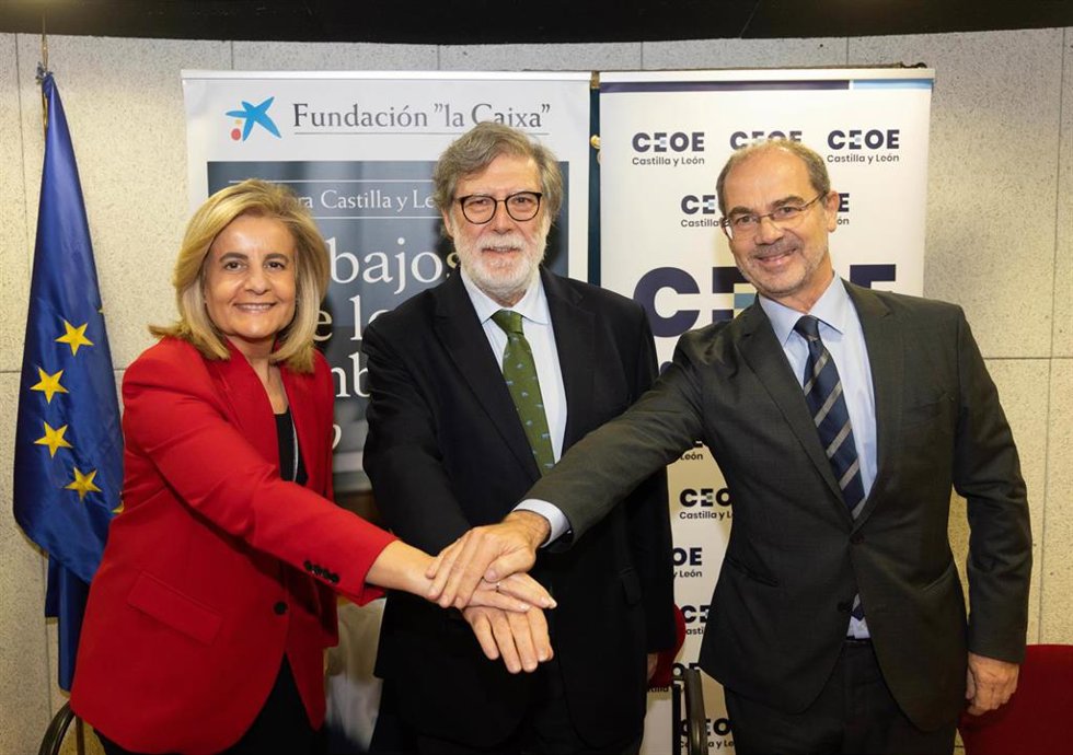 El presidente de CEOE Castilla y León, Santiago Aparicio; la presidenta de la Fundación CEOE, Fátima Báñez; y el adjunto a la dirección del Área de Inclusión Social de la Fundación "la Caixa", Francesc Ventura.