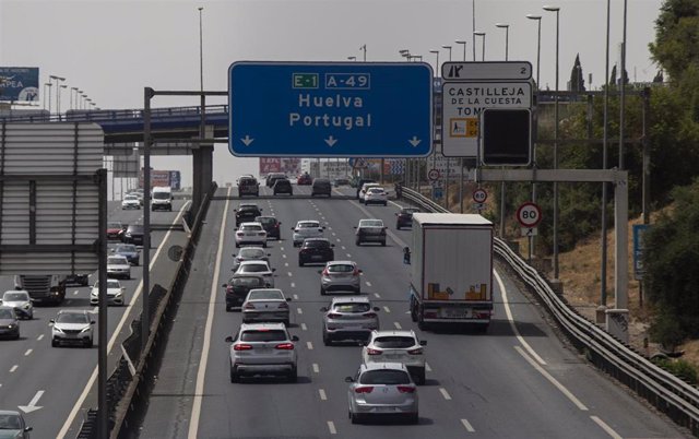 Archivo - Varios vehículos circulan por la autovía A-49 sentido a Huelva