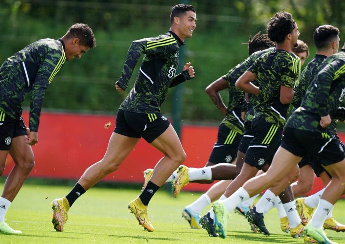 Archivo - El jugador del Manchester United Cristiano Ronaldo participa en un entrenamiento del club inglés. 