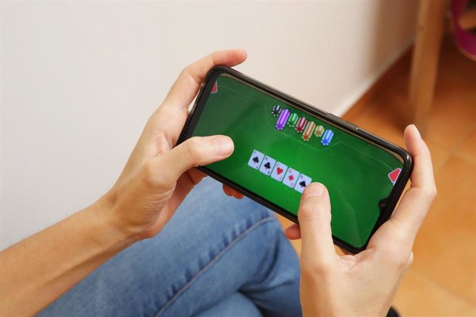 Un joven jugando en el móvil