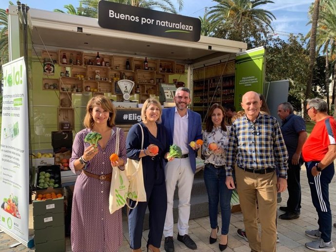 El consejero Antonio Luengo y la alcaldesa de Cartagena, Noelia Arroyo, en el acto de cierre de la campaña promocional de productos ecológicos