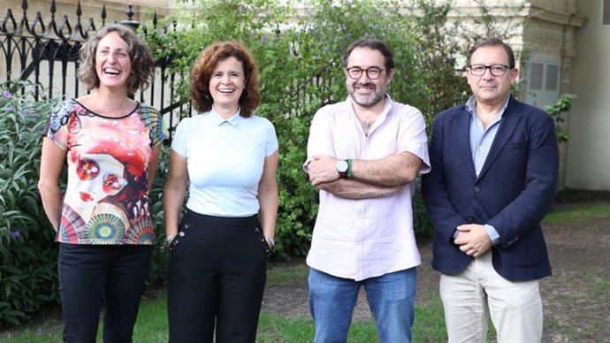 Participantes en una mesa redonda sobre turismo sostenible organizada por Ganemos Jerez, con la participación de la presidenta de Más País Andalucía y portavoz adjunta del grupo Por Andalucía, Esperanza Gómez (segunda por la izquierda).