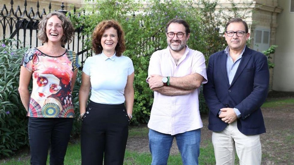 Participantes en una mesa redonda sobre turismo sostenible organizada por Ganemos Jerez, con la participación de la presidenta de Más País Andalucía y portavoz adjunta del grupo Por Andalucía, Esperanza Gómez (segunda por la izquierda).