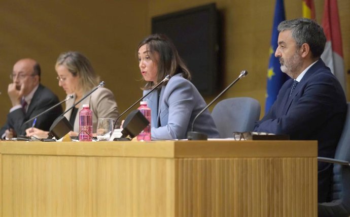 Archivo - El consejero de Medio Rural y Cohesión Territorial del Principado, Alejandro Calvo, participa en el foro 'El transporte público por carretera en Castilla y León'