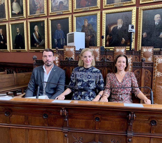 El regidor de Cs en el Ayuntamiento de Palma Alejandro Escriche, la portavoz de Cs en Cort, Eva Pomar, y la regidora de la formación municipal Juana Capó.