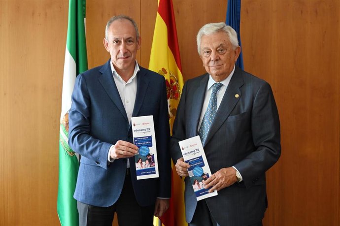 Archivo - El alcalde de Tomares y el presidente de la Cámara de Comercio de Sevilla