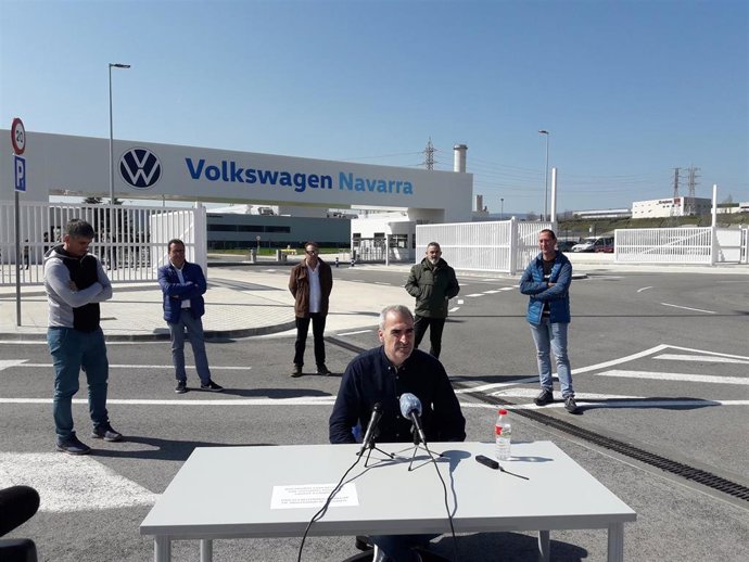 Archivo - El presidente del comité de empresa de Volkswagen Navarra, Alfredo Morales, en una rueda de prensa (archivo)
