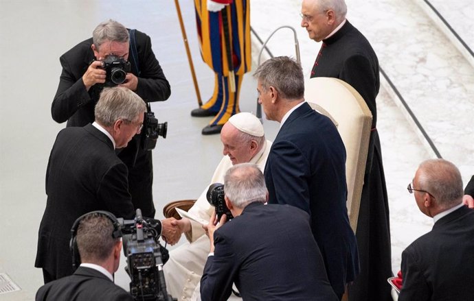 El presidente del Comité Olímpico Internacional (COI), Thomas Bach, y el Papa Francisco