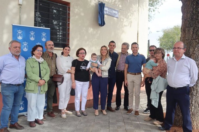 La alcaldesa de Alcalá, en el acto de rotulación de una calle dedicada al médico Manuel González Jiménez.