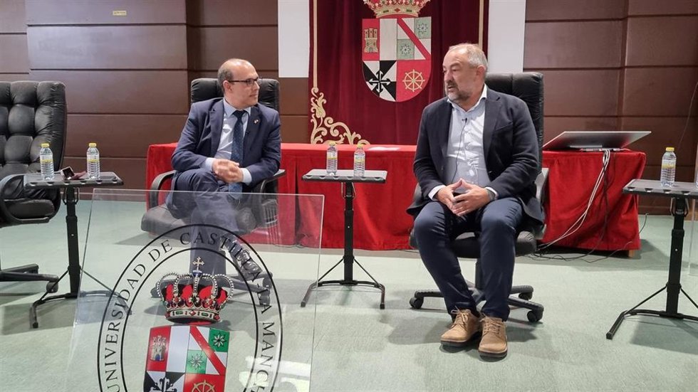 El presidente de las Cortes, Pablo Bellido, y el rector de la UCLM, Julián Garde.