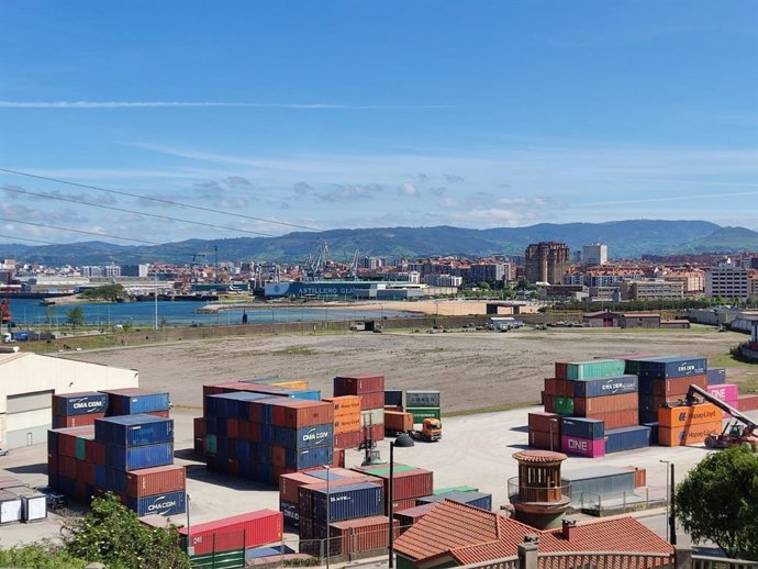 Archivo - Contenedores en el puerto de El Musel.