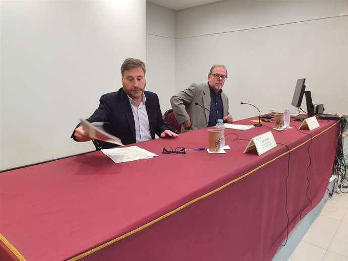 El consejero de Vertebración del Territorio, Movilidad y Vivienda del Gobierno de Aragón, José Luis Soro, y el director general de Carreteras, Bizén Fuster, explican el plan de vialidad invernal.