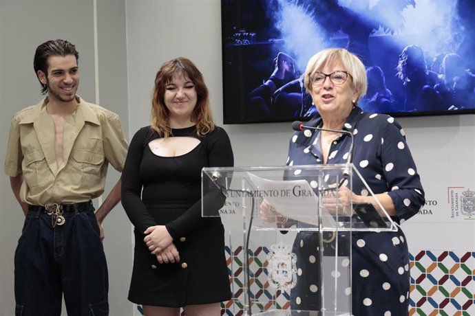 María de Leyva presenta el Burlesque Show en presencia de dos de sus componentes