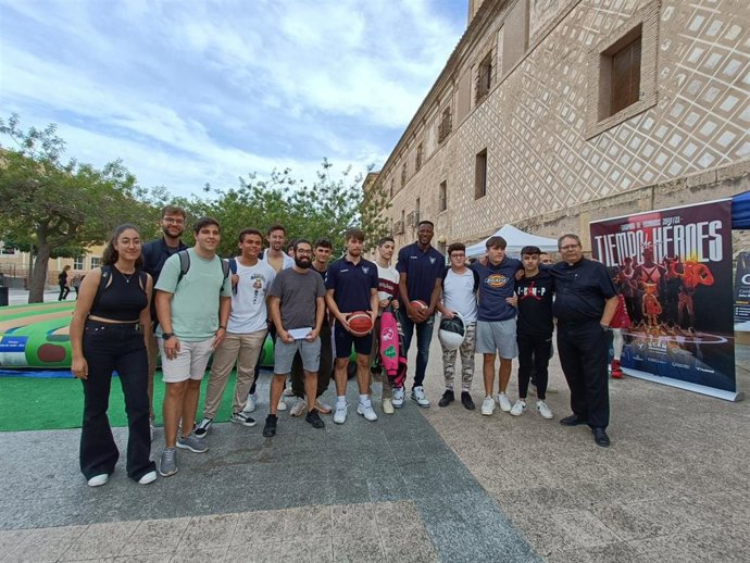 Jordan Sakho y Urban Klavzar, jugador del UCAM Murcia CB, con varios estudiantes de la UCAM tras disputar un desafío de tiros libres