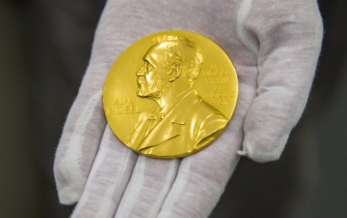 Archivo - FILED - 29 February 2016, Bavaria, Munich: Wilhelm Fuessl, director of the archive of the Deutsches Museum, holds a Nobel Prize medal. Photo: picture alliance / dpa