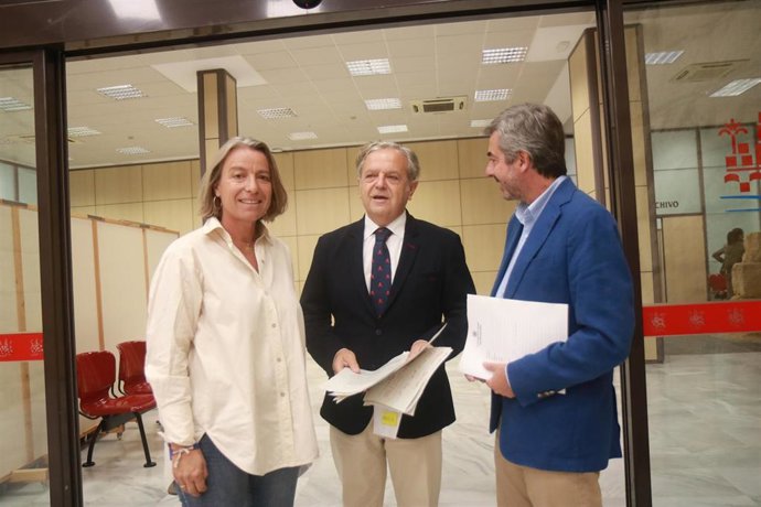 Salvador Fuentes con Isabel Albás y Miguel Ángel Torrico.