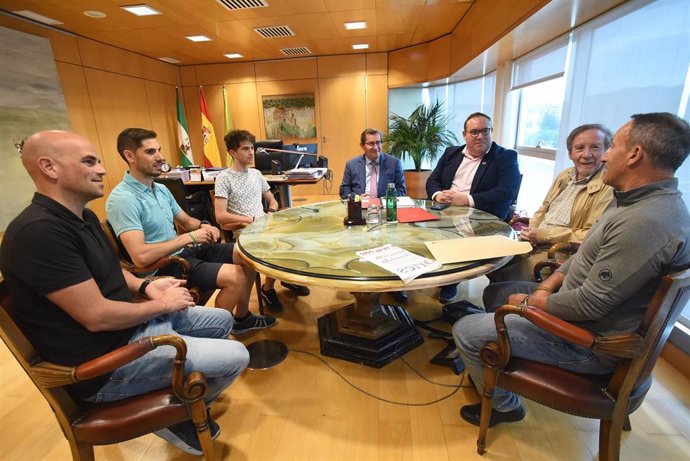 Encuentro en la Diputación con deportistas de élite de Granada