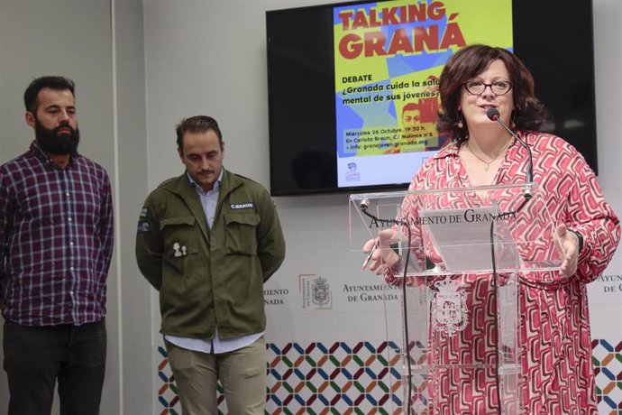 Sandra Rodríguez atiende a los medios en presencia de dos de los promotores de los nuevos espacios para jóvenes de Granada