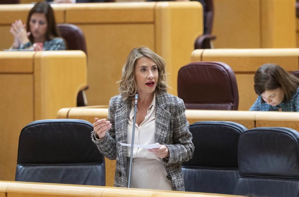 La ministra de Transportes, Movilidad y Agenda Urbana, Raquel Sánchez, interviene en una sesión de control al Gobierno en el Senado, a 25 de octubre de 2022, en Madrid (España). El Senado celebra hoy una sesión de control al Gobierno después del debate 