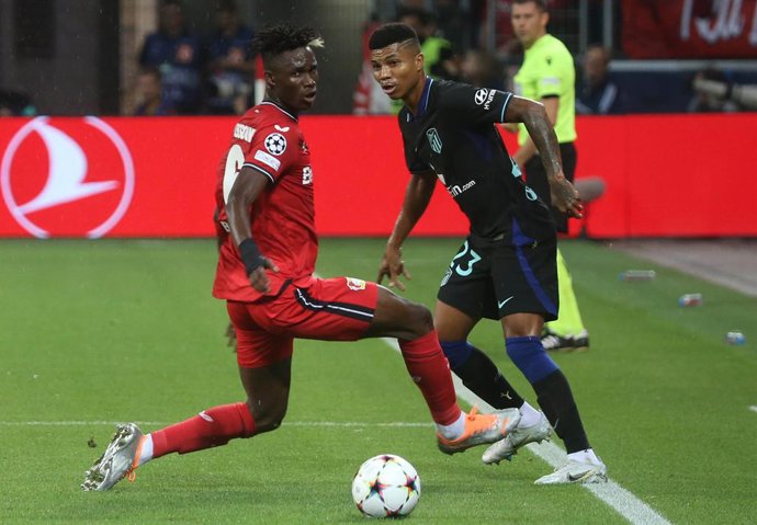 Archivo - Reinildo of Atleticp Madrid and Odilon Kossounou of Bayer Leverkusen during the UEFA Champions League, Group B football match between Bayer Leverkusen and Atletico Madrid on September 13, 2022 at BayArena in Leverkusen, Germany - Photo Laurent