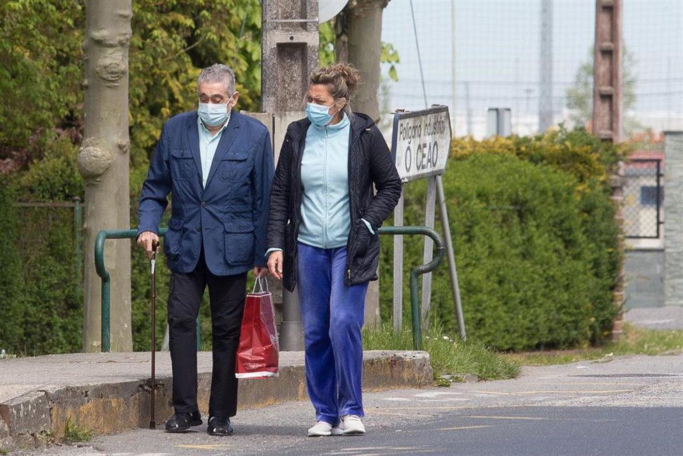 Archivo - Un anciano pasea junto a una mujer, en las inmediaciones de la residencia geriátrica de As Gándaras, a 17 de abril de 2021, en Lugo, Galicia (España).
