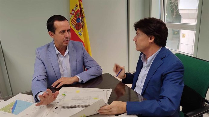 El subdelegado en su reinión con el responsable de Costas