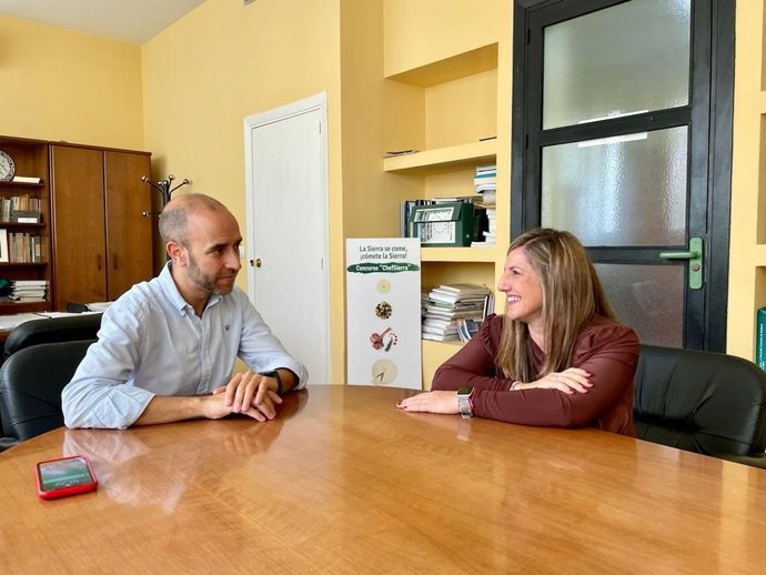 Irene García con el presidemten de la Mancomunidad de la Sierra.