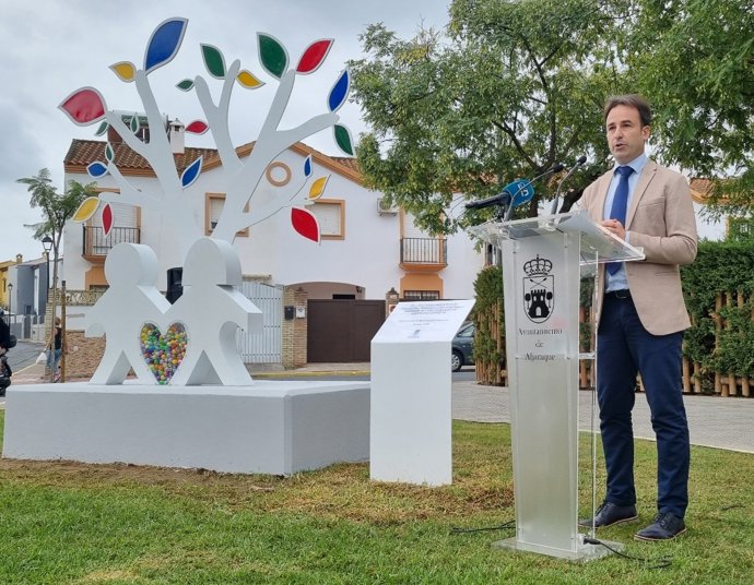 El delegado de Desarrollo Educativo y Formación Profesional y de Universidad, Investigación e Innovación de la Junta en Huelva, Carlos Soriano, durante la inauguración de la escultura homenaje a la comunidad educativa en Aljaraque.