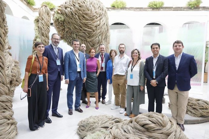 Los responsables de las diferentes organizaciones e instituciones relacionadas con Flora en el Patio Central del Palacio de Orive, junto a Ovidio de Kokon.