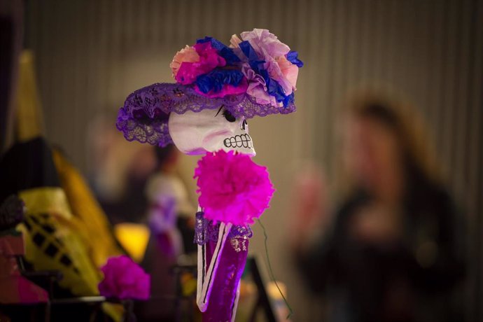 Un muñeco con forma de esqueleto en la presentación de la ofrenda del Día de los Muertos, en el Centro Cultural de la Villa, a 25 de octubre de 2022