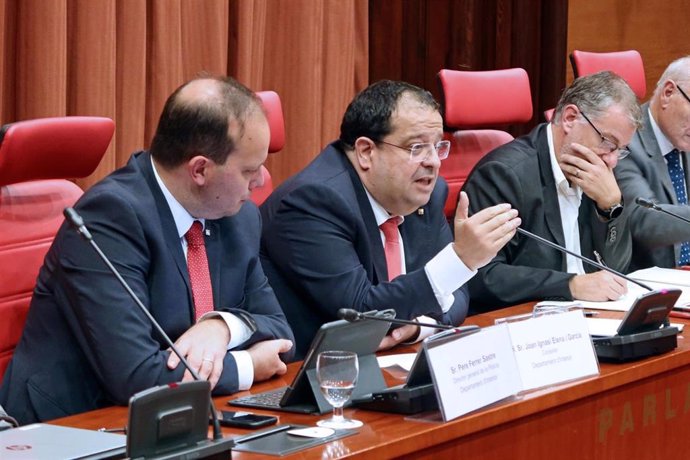 Imagen del conseller de Interior, Joan Ignasi Elena, durante la comisión de Interior en el Parlament